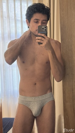 Xtudr - SumisoParaDom: Me encantan los hombres masculinos, si son velludos y con barba es un plus. Me gusta que me dominen en todo sentido, ...