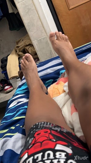 Xtudr - Blackhulk: Particularmente las prácticas que me gustan son: Usar a mi perra como reposapiés, que huela y laman mis pies y zapatos, i...