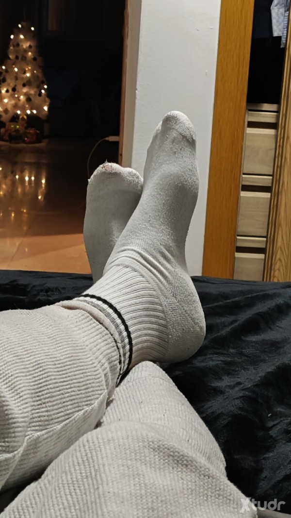 Xtudr - G_calcetos: Somos dos, yo más sub. Me ponen las piernas grandes, calcetos blancos usados, las zapas y los pies. Roleplay dom/sub, si...