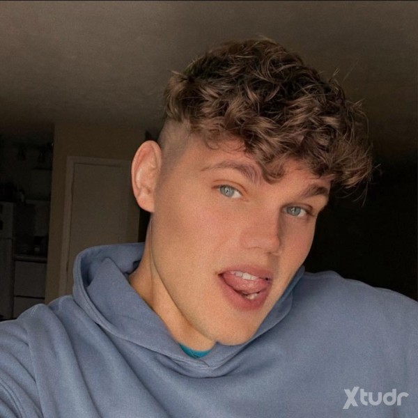 Xtudr - Kelty: I’m looking for a strong man to military press me by my bulge, I wanna dub my bulge on some biceps 🥵