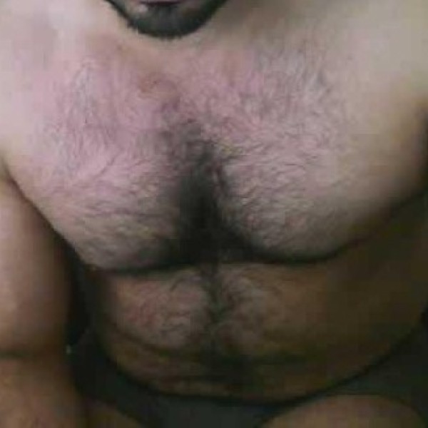 Xtudr - jop2000: Soy un tipo muy discreto y masculino. 48 años, 1.77, 78 kg.  Belludo . 
Versatil mas pasivo. 