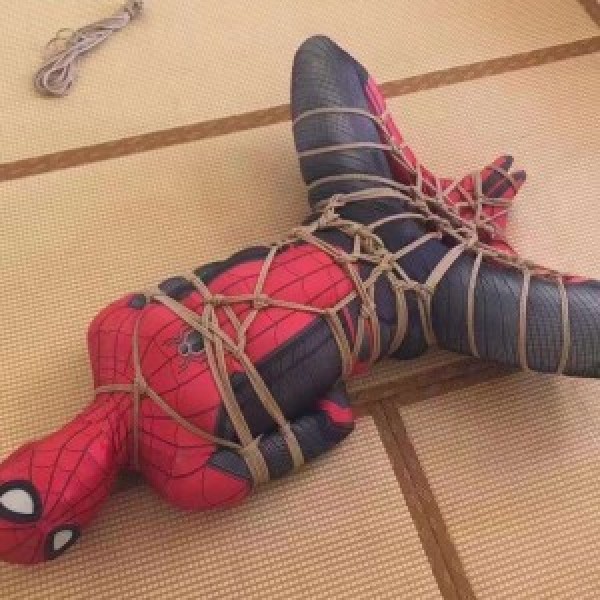 Xtudr - Geka89: Spiderman & Bondage, quiero atarte, amordazarte, follarte duro el culo y la boca... y que luego me lo hagas tú a mí.