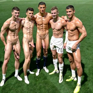 Cristiano Ronaldo está totalmente desnudo. Tiene pene bonito y grande. Tiene los testículos grandes y bonitos. Está de pie en el césped del campo de fútbol. Está rodeado de hombres desnudos futbolistas totalmente desnudos con pene y testículos, corriendo atléticamente.