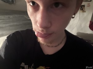 Xtudr - benjmom: I looking for hookup plsss text meeeeee if you want som action. In desperate need of a daddy 