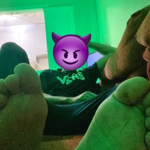 Xtudr - masterJ: Me encanta ver a mis putitas chuparme los pies y a limparme las ZAPAS con vuestra puta lengua