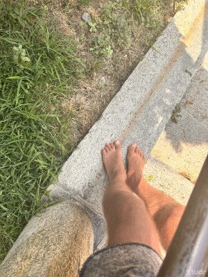 Xtudr - footpig: Btm/slave footpig looking for MASTERS