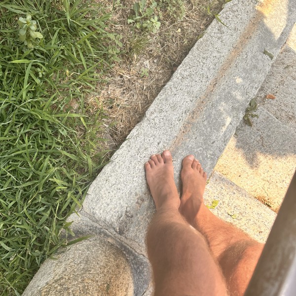 Xtudr - footpig: Btm/slave footpig looking for MASTERS