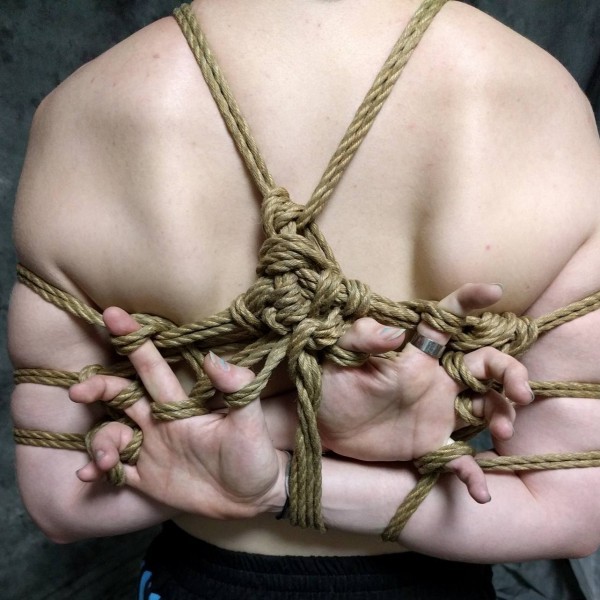 Xtudr - hardbondage: Soy Amo Cash de shibari y bondage.
Tengo sitio.
Mis sumisos disfrutan de las ataduras en mis sesiones.
Límites pactados...