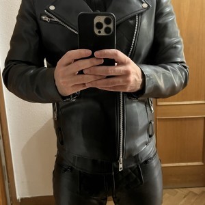 Xtudr - leathermasc: Algunas veces sumiso otras dominante todo depende de la persona. 
Interesado en cuero, zapas etc