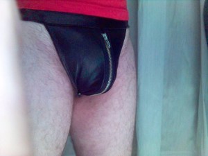 Xtudr - joshbcn73: Chico 49 años, que le va el rollo leather, rubber, militar. Fetiche a tope. Con ganas.
Soy normal de cuerpo, con vello.
N...