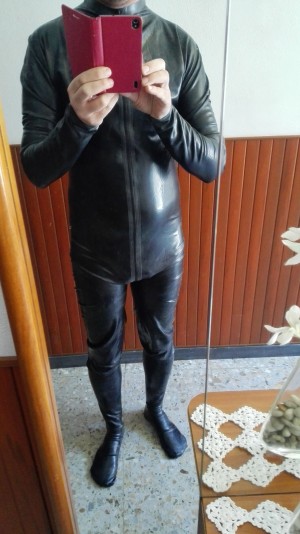 Xtudr - joshbcn73: Chico 49 años, que le va el rollo leather, rubber, militar. Fetiche a tope. Con ganas.
Soy normal de cuerpo, con vello.
N...