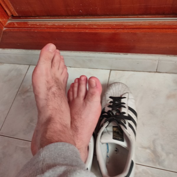 Xtudr - FootMaster: Me mola pies, sobacos, olor corporal, sudor, cerdeo, colegueo, humillaciones... Pregunta ;) Siempre sexo seguro. 
