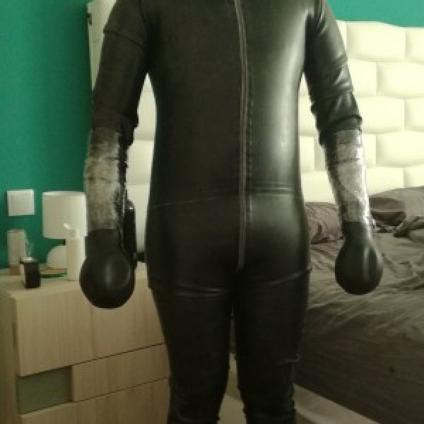 Xtudr - javiersj2000: No puedo responder a mensajes
Asi que abandono este perfil.
Me encanta el bondage, principalmente.
Tambien el rubber, ...