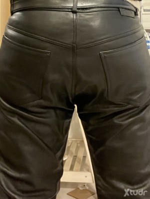 Xtudr - leatherchess: Gordito cachondo adicto al tacto del cuero negro