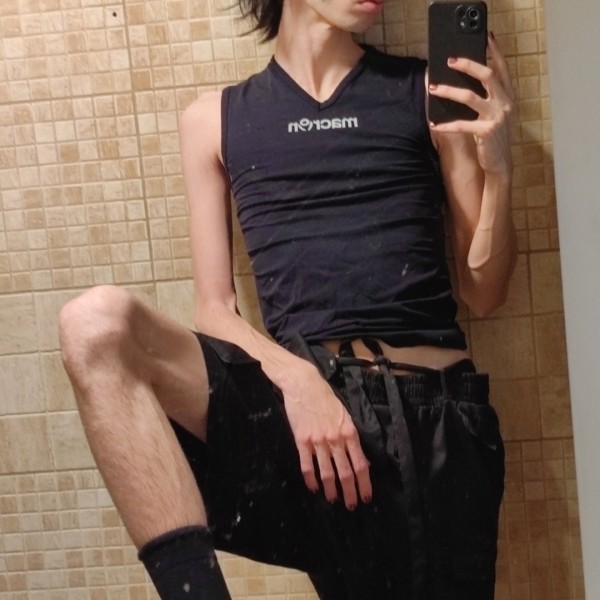 Xtudr - AmoTwink: Heyy, quieres ser la cartera humana de un twink femboy? Yo te adopto. Háblame y no te arrepentirás 👀💸 SOLO FINDOM.