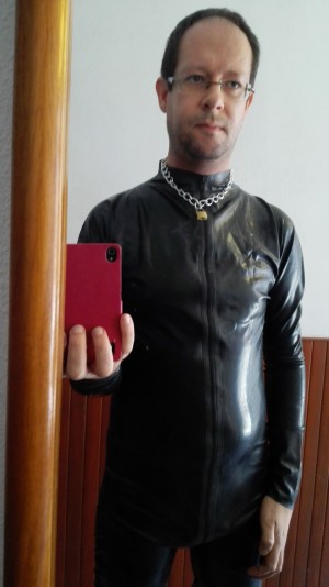 Xtudr - joshbcn73: Chico 49 años, que le va el rollo leather, rubber, militar. Fetiche a tope. Con ganas.
Soy normal de cuerpo, con vello.
N...