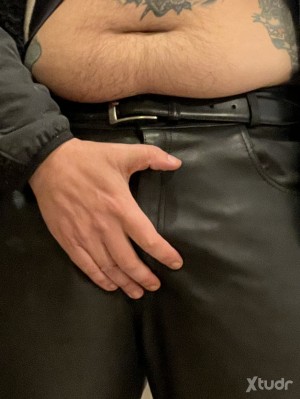 Xtudr - leatherchess: Gordito cachondo adicto al tacto del cuero negro