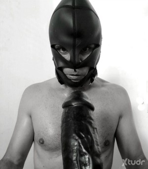 Xtudr - angeloscuro: Cierro los ojos y en mi mente aparece un MACHO MADURO con un gran dildo negro, no está solo. Mazmorras, un cuarto casi ...