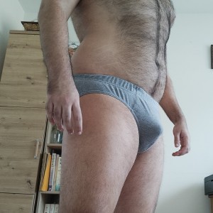 Xtudr - BornToKneel: Oso joven con algun kilo de más, sumiso hasta la médula, docil y humillable a mas no poder con ganas de servir a un Amo...