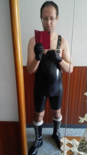 Xtudr - joshbcn73: Chico 49 años, que le va el rollo leather, rubber, militar. Fetiche a tope. Con ganas.
Soy normal de cuerpo, con vello.
N...