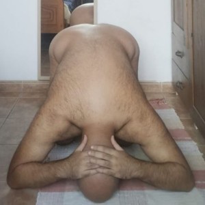 Xtudr - BornToKneel: Oso joven con algun kilo de más, sumiso hasta la médula, docil y humillable a mas no poder con ganas de servir a un Amo...