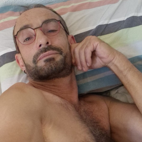 Xtudr - Slavbcn: zorra para usar. mola tíos dominante.  pies 👃, sobacos . ... foto en privado . a partir de eso también busco conocer gente ...