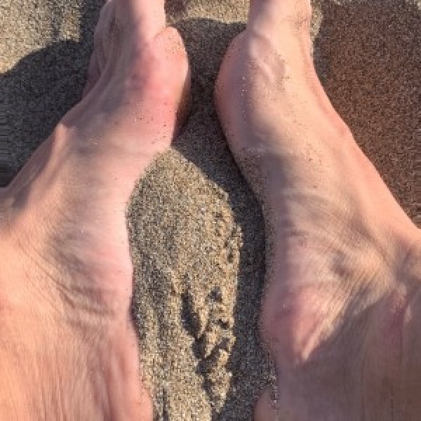 Xtudr - calcextox: En búsqueda de cachorro.
Que se distraiga oliendo y limpiando mis pies, 
Que me haga masajes relajantes y me de atencione...