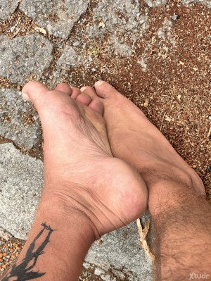 Xtudr - footpig: Btm/slave footpig looking for MASTERS