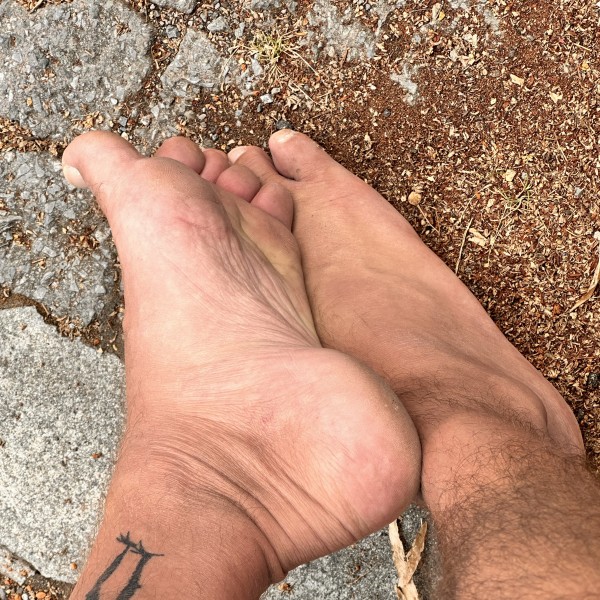 Xtudr - footpig: Btm/slave footpig looking for MASTERS