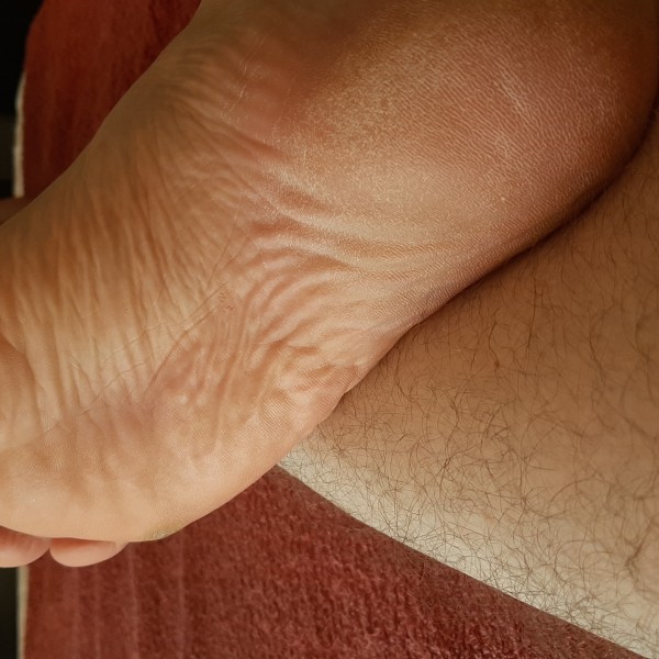 Xtudr - Footfetishpmi: Busco felpudo, mueble, reposapies,  que no se canse fácilmente. Yo un 43 y con sitio en Palma centro.