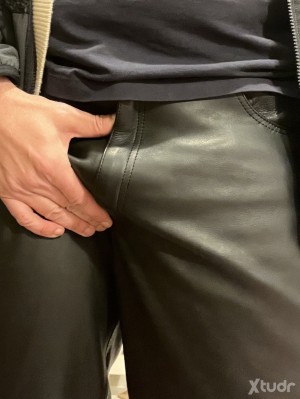 Xtudr - leatherchess: Gordito cachondo adicto al tacto del cuero negro