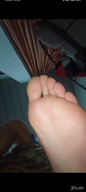 Xtudr - losrios: Colombiano 24 años, 🤤👣 Tunja Boyacá busco amigo que se deje lamer los pies y masturbarme y acabar en sus calcetines usados.