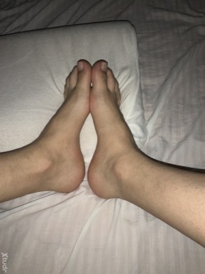 Xtudr - Petiprince: Hola, SOLO me atraen los hombres mayores de 40, activos o dominants. Soy timido, muy sumiso, me gustan los pies de señor...