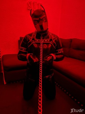 Xtudr - DelsinTheWolf: Soy un furry y pupbastante horny, me encanta hablar con gente asi que porfavor hablame! 
Amante del latex y el bdsm.