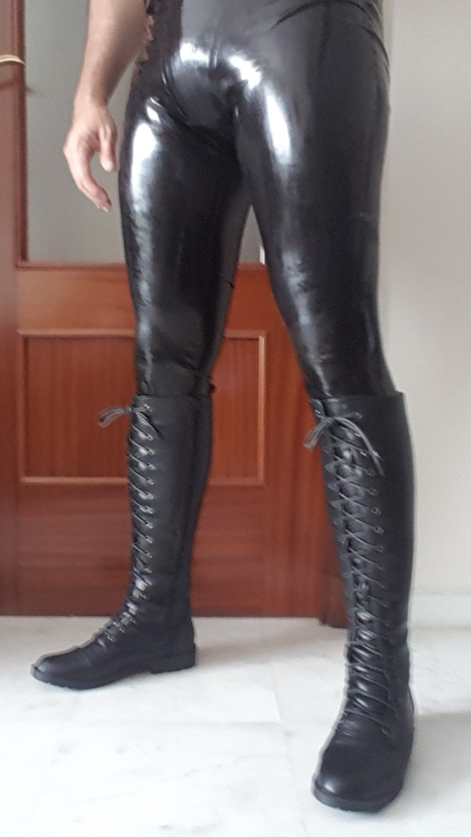 Xtudr - latex guarro Este soy yo. Suelo vestir estos leggins de latex y estas botas bajo la ropa 