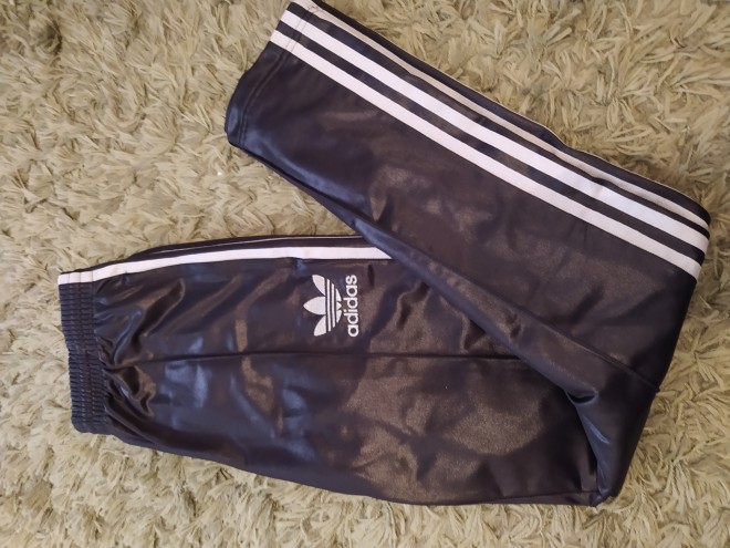 Xtudr - Adidas Vendo pantaca Adidas Chile 62, talla XS, negro con marca y franjas blancas. Si usas S o M y te gusta más ajustado te valdrá igual ya que es una XS amplia. Morbazo de pantaca muy difícil de encontrar ya