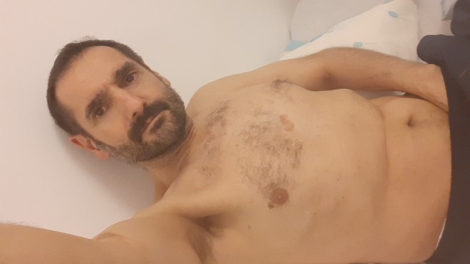 Xtudr - ESCLAVOS LAME PIES   Ofrezco mi barba para masaje de pies de macho superior, para empezar