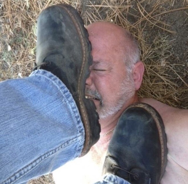 Xtudr - Limpiabotas, limpiazapas, limpiazapatos Me da mucha pena y rabia esta foto. Las botas del Amo vuelven a estar muy sucias del polvo del campo.