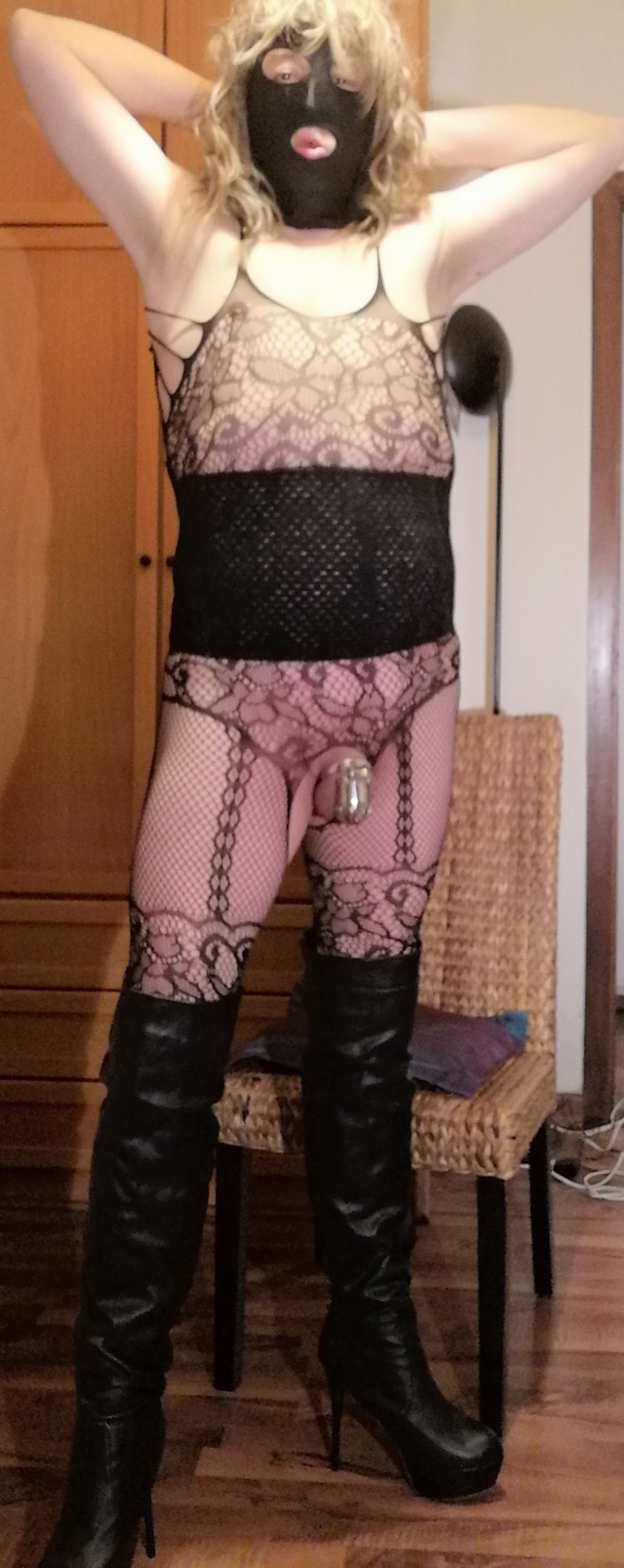 Xtudr - zorritas complacientes Cross de BARCELONA, sin sitio, ni coche, busca chulo, macho que me use solo o en grupo. (Prostituible) Si en grupo, si ante mirones!! Con poppers, lenceria, botas...