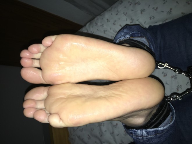 Xtudr - fetichistas de pies Juega, tortura y experimenta todo lo que quieras con mis pies! Me encanta que me los abusen!!